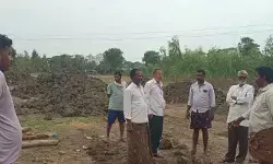 కొల్లు చెరువు ఆక్రమణను అడ్డుకున్న సొసైటీ సభ్యులు కొల్లు చెరువు ఆక్రమణను అడ్డుకున్న సొసైటీ సభ్యులు