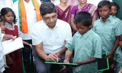 విద్యతోనే విద్యార్థుల భవిష్యత్తుకు బలమైన పునాది విద్యతోనే విద్యార్థుల భవిష్యత్తుకు బలమైన పునాది
