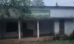 శిథిలావస్థలో ఆళ్లపల్లి రేషన్ షాప్.. వానొస్తే పేదల బియ్యం తడిసి పోవడం ఖాయం!