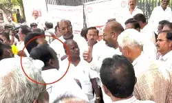 బస్ భవన్ వద్ద టెన్షన్.. టెన్షన్.. ఆర్టీసీ జేఏసీ నేత థామస్ రెడ్డిని రౌండప్ చేసిన రిటైర్డ్ కార్మికులు బస్ భవన్ వద్ద టెన్షన్.. టెన్షన్.. ఆర్టీసీ జేఏసీ నేత థామస్ రెడ్డిని రౌండప్ చేసిన రిటైర్డ్ కార్మికులు