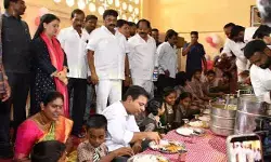 బేగంపేట రామానంద తీర్థ ట్రస్ట్ ఆధ్వర్యంలో మధ్యాహ్న భోజన కార్యక్రమాన్ని ప్రారంభించిన కేటీఆర్! బేగంపేట రామానంద తీర్థ ట్రస్ట్ ఆధ్వర్యంలో మధ్యాహ్న భోజన కార్యక్రమాన్ని ప్రారంభించిన కేటీఆర్!
