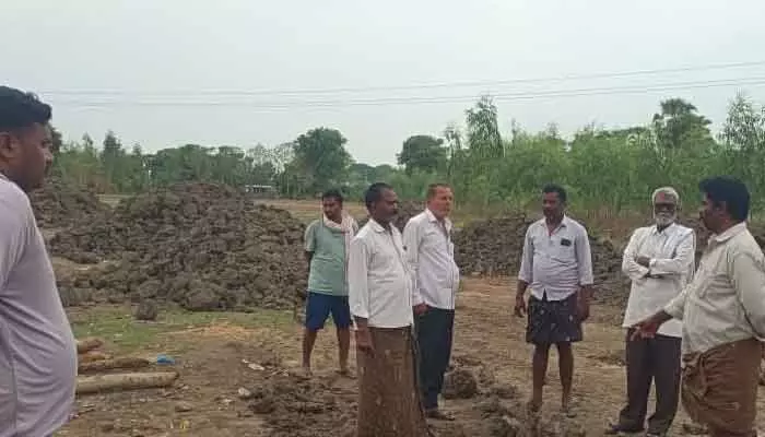 కొల్లు చెరువు ఆక్రమణను అడ్డుకున్న సొసైటీ సభ్యులు కొల్లు చెరువు ఆక్రమణను అడ్డుకున్న సొసైటీ సభ్యులు