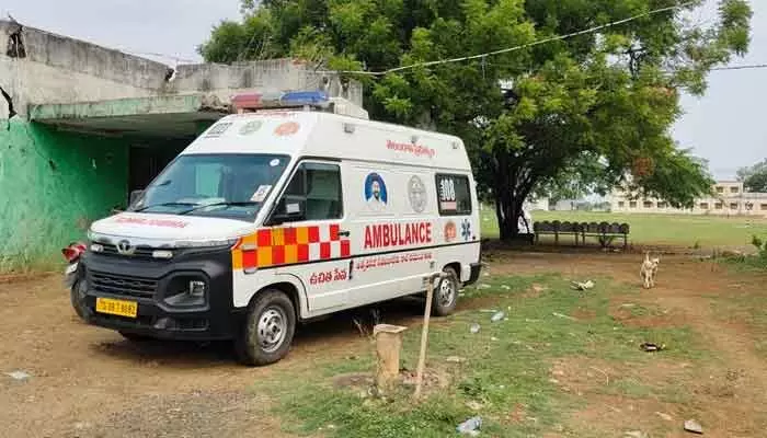 కలెక్టర్ సారూ జర చూడండి.. 108 వాహనానికి గూడు కరువు కలెక్టర్ సారూ జర చూడండి.. 108 వాహనానికి గూడు కరువు