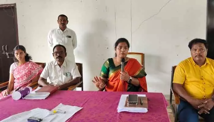 పోలింగ్ బూత్కు అందుబాటులో బిఎల్వో ఉండాలి: అడిషనల్ కలెక్టర్ పోలింగ్ బూత్కు అందుబాటులో బిఎల్వో ఉండాలి: అడిషనల్ కలెక్టర్