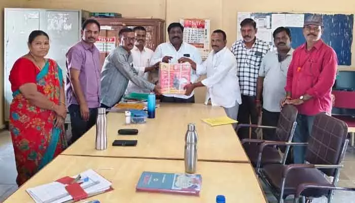 సింగోటం హైస్కూల్కు మోటార్ పంప్ వితరణ.. సింగోటం హైస్కూల్కు మోటార్ పంప్ వితరణ..
