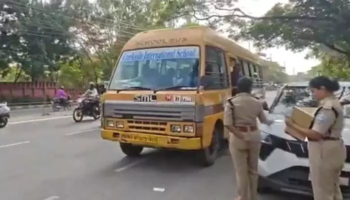 విద్యార్థుల ప్రాణాలతో చెలగాటం.. 40 స్కూల్ బస్సులు సీజ్! విద్యార్థుల ప్రాణాలతో చెలగాటం.. 40 స్కూల్ బస్సులు సీజ్!