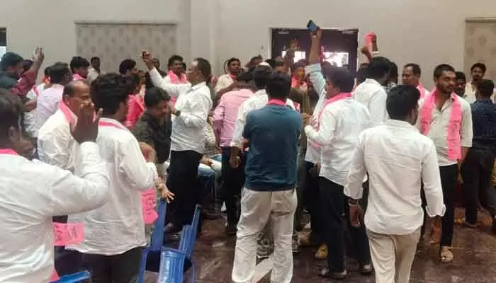 సమన్వయ సమావేశంలో తీవ్ర వాగ్వాదం.. కుర్చీలు విరగ్గొట్టిన కార్యకర్తలు సమన్వయ సమావేశంలో తీవ్ర వాగ్వాదం.. కుర్చీలు విరగ్గొట్టిన కార్యకర్తలు