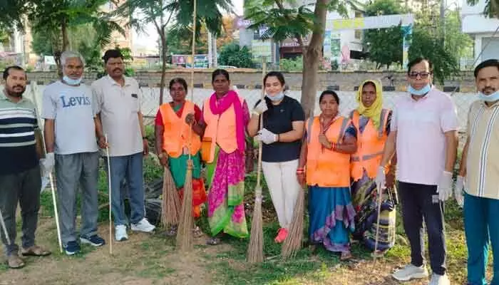 వ్యర్థాలు రోడ్లపై వేయొద్దు: కౌన్సిలర్ హర్షిత వ్యర్థాలు రోడ్లపై వేయొద్దు: కౌన్సిలర్ హర్షిత