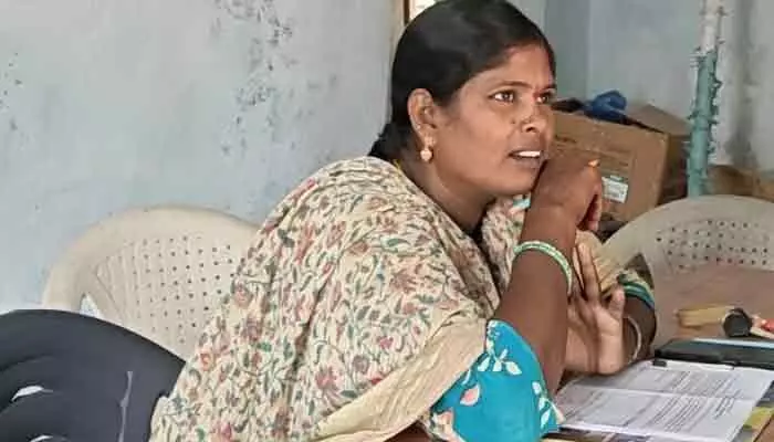లంచం ఇస్తేనే పని.. లేదంటే పెండింగ్.. శాలిగౌరారంలో అవినీతి అధికారి లీలలు? లంచం ఇస్తేనే పని.. లేదంటే పెండింగ్.. శాలిగౌరారంలో అవినీతి అధికారి లీలలు?