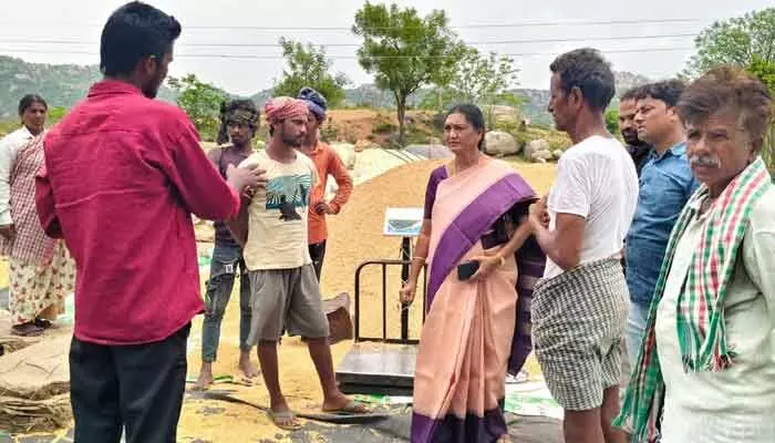 ప్రతి గింజ కొనుగోలు పూర్తి చేయాలని అధికారులకు ఆదేశం.. స్పెషల్ డిప్యూటీ కలెక్టర్ ప్రతి గింజ కొనుగోలు పూర్తి చేయాలని అధికారులకు ఆదేశం.. స్పెషల్ డిప్యూటీ కలెక్టర్