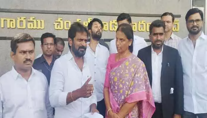 చంచల్గూడ జైల్లో బాల్క సుమన్ను పరామర్శించిన మాజీ మంత్రి సబితా ఇంద్రారెడ్డి చంచల్గూడ జైల్లో బాల్క సుమన్ను పరామర్శించిన మాజీ మంత్రి సబితా ఇంద్రారెడ్డి