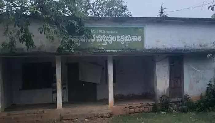 శిథిలావస్థలో ఆళ్లపల్లి రేషన్ షాప్.. వానొస్తే పేదల బియ్యం తడిసి పోవడం ఖాయం! శిథిలావస్థలో ఆళ్లపల్లి రేషన్ షాప్.. వానొస్తే పేదల బియ్యం తడిసి పోవడం ఖాయం!