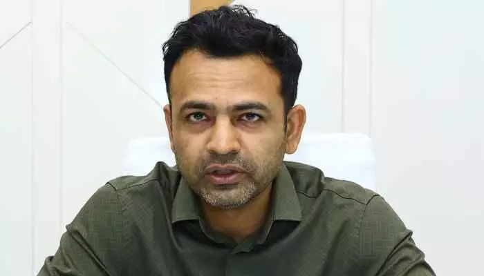 కలెక్టర్ పేరుతో ఫేక్ వాట్సాప్ సందేశాలు కలెక్టర్ పేరుతో ఫేక్ వాట్సాప్ సందేశాలు