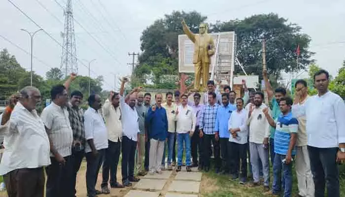 నియోజకవర్గ రిపోర్టర్లకు జిల్లా అక్రిడిటేషన్ కార్డులు ఇవ్వాల్సిందే.. సత్తుపల్లిలో జర్నలిస్టుల ధర్నా! నియోజకవర్గ రిపోర్టర్లకు జిల్లా అక్రిడిటేషన్ కార్డులు ఇవ్వాల్సిందే.. సత్తుపల్లిలో జర్నలిస్టుల ధర్నా!
