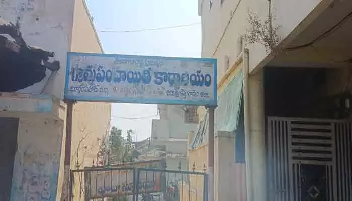 బూర్గంపాడు పంచాయతీలో కార్యదర్శి ‘చేతివాటం’.. 4 నెలలు దాటినా అడ్రస్ లేని జీతాల లెక్కలు! బూర్గంపాడు పంచాయతీలో కార్యదర్శి ‘చేతివాటం’.. 4 నెలలు దాటినా అడ్రస్ లేని జీతాల లెక్కలు!