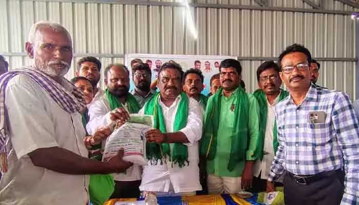 ‘గ్రామాల్లోకి నకిలీ విత్తనాలు వస్తే మీదే బాధ్యత’.. వ్యవసాయ శాఖ అధికారులకు ఎమ్మెల్యే హెచ్చరిక ‘గ్రామాల్లోకి నకిలీ విత్తనాలు వస్తే మీదే బాధ్యత’.. వ్యవసాయ శాఖ అధికారులకు ఎమ్మెల్యే హెచ్చరిక