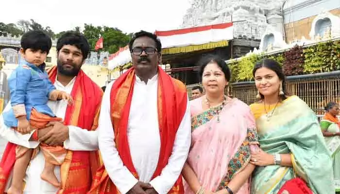 తిరుమల శ్రీవారి సేవలో మాజీ మంత్రి పువ్వాడ అజయ్ కుమార్ తిరుమల శ్రీవారి సేవలో మాజీ మంత్రి పువ్వాడ అజయ్ కుమార్