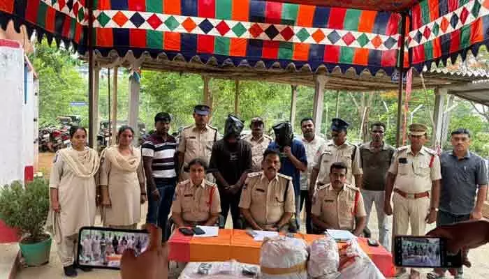 అన్నపురెడ్డిపల్లి మండల కేంద్రంలో భారీగా గంజాయి పట్టివేత అన్నపురెడ్డిపల్లి మండల కేంద్రంలో భారీగా గంజాయి పట్టివేత