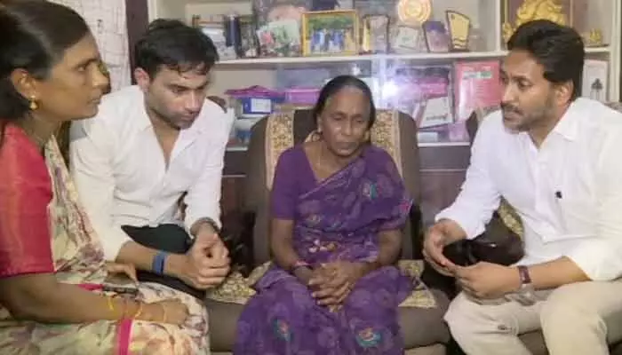 అండగా ఉంటాం.. ఆందోళన వద్దు: సాయికృష్ణ కుటుంబ సభ్యులకు జగన్ భరోసా అండగా ఉంటాం.. ఆందోళన వద్దు: సాయికృష్ణ కుటుంబ సభ్యులకు జగన్ భరోసా