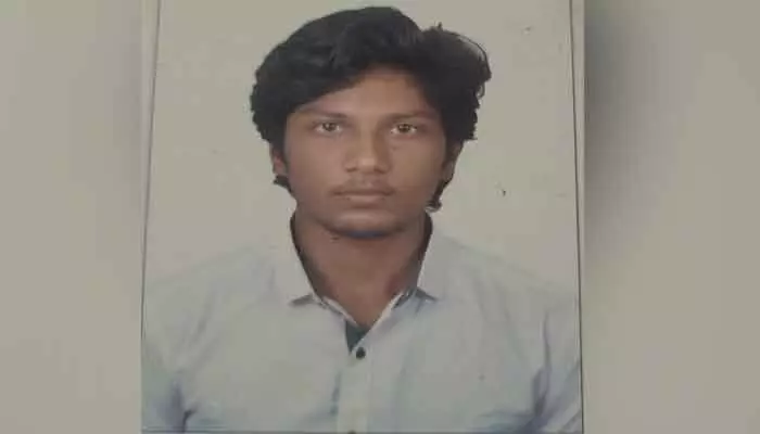 ఆగి ఉన్న లారీని ఢీకొట్టిన బైక్.. యువకుడి మృతి ఆగి ఉన్న లారీని ఢీకొట్టిన బైక్.. యువకుడి మృతి