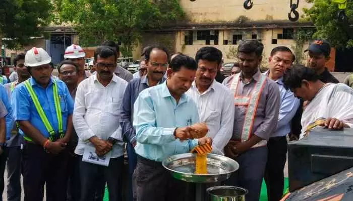 ఓసీపీ-1లో 12 టన్నుల కెపాసిటీ గల ఐదు క్రేన్స్ ప్రారంభం ఓసీపీ-1లో 12 టన్నుల కెపాసిటీ గల ఐదు క్రేన్స్ ప్రారంభం