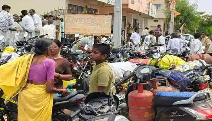 బుక్ చేసి 5 రోజులైనా రాని గ్యాస్.. సంస్థాన్ నారాయణపురంలో వినియోగదారుల అవస్థలు! బుక్ చేసి 5 రోజులైనా రాని గ్యాస్.. సంస్థాన్ నారాయణపురంలో వినియోగదారుల అవస్థలు!
