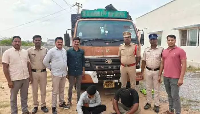 అక్రమంగా తరలిస్తున్న 100 క్వింటాళ్ల పీడీఎస్ బియ్యం పట్టివేత అక్రమంగా తరలిస్తున్న 100 క్వింటాళ్ల పీడీఎస్ బియ్యం పట్టివేత