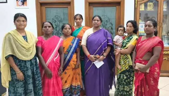 మంత్రి సీతక్క, కోదండరాంను కలిసిన ఆదివాసీ నాయకులు.. కారణం ఏంటంటే? మంత్రి సీతక్క, కోదండరాంను కలిసిన ఆదివాసీ నాయకులు.. కారణం ఏంటంటే?