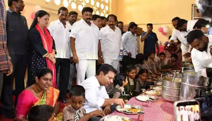 బేగంపేట రామానంద తీర్థ ట్రస్ట్ ఆధ్వర్యంలో మధ్యాహ్న భోజన కార్యక్రమాన్ని ప్రారంభించిన కేటీఆర్! బేగంపేట రామానంద తీర్థ ట్రస్ట్ ఆధ్వర్యంలో మధ్యాహ్న భోజన కార్యక్రమాన్ని ప్రారంభించిన కేటీఆర్!