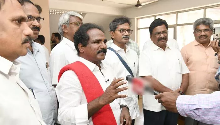 ‘ఆపరేషన్ కగార్’ వ్యతిరేకులను కలుస్తున్నాం.. సీపీఎం నేతలతో మాజీ మావోయిస్ట్ దేవ్జీ బృందం భేటీ ‘ఆపరేషన్ కగార్’ వ్యతిరేకులను కలుస్తున్నాం.. సీపీఎం నేతలతో మాజీ మావోయిస్ట్ దేవ్జీ బృందం భేటీ