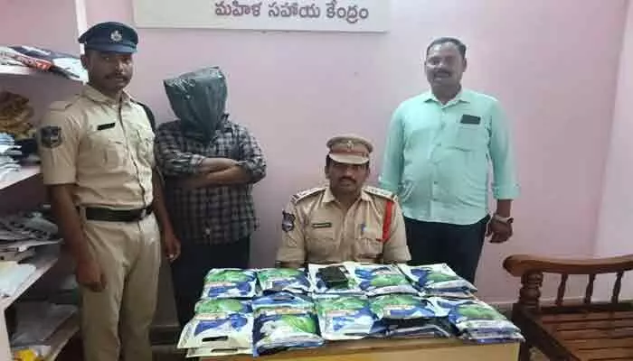 నకిలీ పత్తి విత్తనాలు స్వాధీనం.. వ్యక్తి అరెస్ట్ నకిలీ పత్తి విత్తనాలు స్వాధీనం.. వ్యక్తి అరెస్ట్