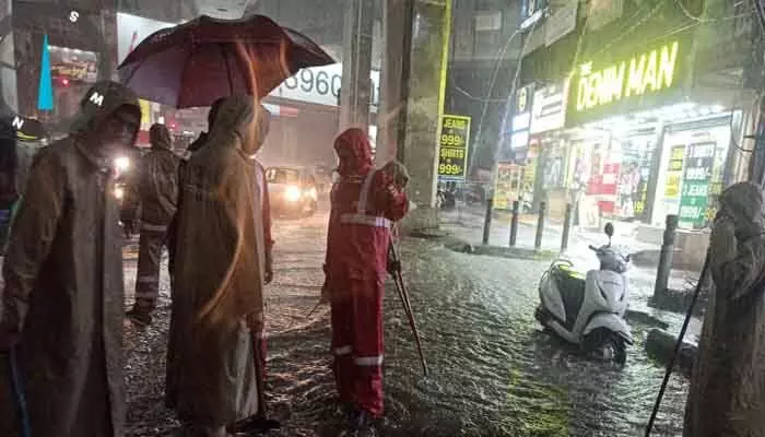 హైదరాబాద్లో దంచికొట్టిన వాన.. ఐటీ కారిడార్లో భారీగా ట్రాఫిక్ జామ్ హైదరాబాద్లో దంచికొట్టిన వాన.. ఐటీ కారిడార్లో భారీగా ట్రాఫిక్ జామ్