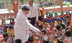 అలియా స్కూల్‌లో విద్యార్థులకు పెన్నులు, పుస్తకాలు పంపిణీ చేసిన మంత్రి పొన్నం ప్రభాకర్