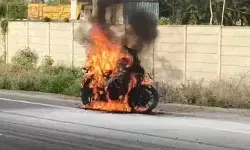 నడుస్తున్న బైక్లో అకస్మాత్తుగా చెలరేగిన మంటలు.. పూర్తిగా దగ్ధం నడుస్తున్న బైక్లో అకస్మాత్తుగా చెలరేగిన మంటలు.. పూర్తిగా దగ్ధం