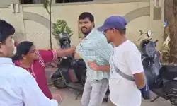 తుర్కయంజాల్లో రెవెన్యూ అధికారులపై దాడి.. ఆర్ఐ గల్లా పట్టుకుని ఈడ్చుకెళ్లిన మహిళ! తుర్కయంజాల్లో రెవెన్యూ అధికారులపై దాడి.. ఆర్ఐ గల్లా పట్టుకుని ఈడ్చుకెళ్లిన మహిళ!