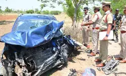 రోడ్డు ప్రమాదంలో ముగ్గురు మృతి, ఇద్దరికి తీవ్ర గాయాలు రోడ్డు ప్రమాదంలో ముగ్గురు మృతి, ఇద్దరికి తీవ్ర గాయాలు