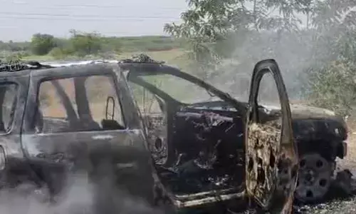 నడిరోడ్డుపై కారులో చెలరేగిన మంటలు