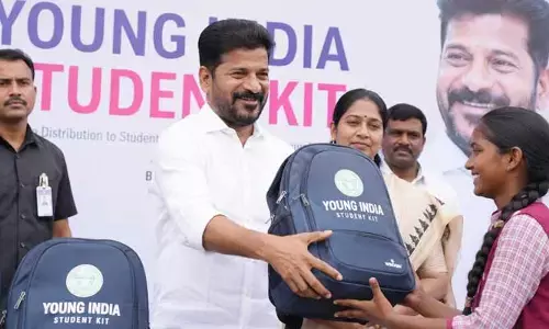 TG: బడి పిల్లలకు సర్కారు కానుక.. 22 వస్తువులతో ‘స్టూడెంట్ కిట్’