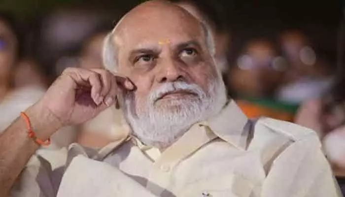 ఈ వయసులో ఇలాంటి పనులేంటి అంటూ రాఘవేంద్రరావు తీరుపై నెటిజన్లు ఫైర్.. ఈ వయసులో ఇలాంటి పనులేంటి అంటూ రాఘవేంద్రరావు తీరుపై నెటిజన్లు ఫైర్..