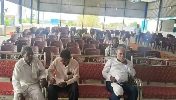 ఖాళీ కుర్చీలతో వెలవెలబోయిన సెస్ ఐక్యవేదిక.. కారణం ఇదేనా!? ఖాళీ కుర్చీలతో వెలవెలబోయిన సెస్ ఐక్యవేదిక.. కారణం ఇదేనా!?