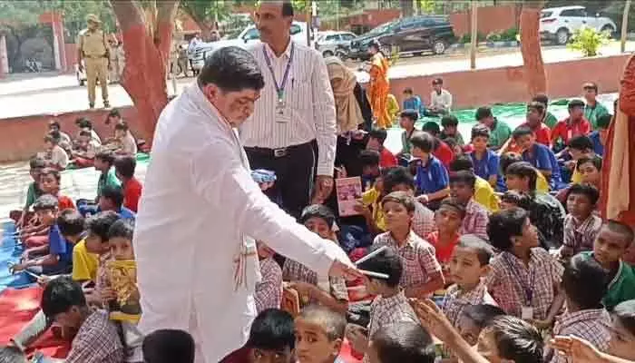 అలియా స్కూల్లో విద్యార్థులకు పెన్నులు, పుస్తకాలు పంపిణీ చేసిన మంత్రి పొన్నం ప్రభాకర్ అలియా స్కూల్లో విద్యార్థులకు పెన్నులు, పుస్తకాలు పంపిణీ చేసిన మంత్రి పొన్నం ప్రభాకర్
