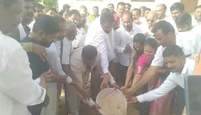 శ్రీ అయ్యప్ప స్వామి ఆలయ ఆవరణలో షెడ్డు నిర్మాణానికి భూమిపూజ చేసిన మంత్రి శ్రీ అయ్యప్ప స్వామి ఆలయ ఆవరణలో షెడ్డు నిర్మాణానికి భూమిపూజ చేసిన మంత్రి