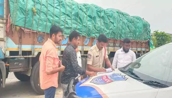 ఆంధ్ర టూ ఛత్తీస్గఢ్కు అక్రమంగా రేషన్ బియ్యం తరలింపు.. లారీ సీజ్ ఆంధ్ర టూ ఛత్తీస్గఢ్కు అక్రమంగా రేషన్ బియ్యం తరలింపు.. లారీ సీజ్