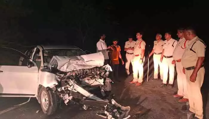 పెద్దవూర- నాగార్జునసాగర్ రహదారిపై రెండు కార్లు ఢీ.. ముగ్గురు మృతి పెద్దవూర- నాగార్జునసాగర్ రహదారిపై రెండు కార్లు ఢీ.. ముగ్గురు మృతి