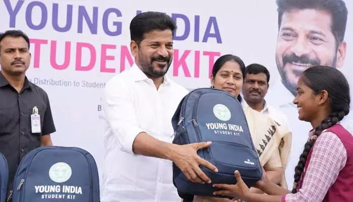 TG: బడి పిల్లలకు సర్కారు కానుక.. 22 వస్తువులతో ‘స్టూడెంట్ కిట్’ TG: బడి పిల్లలకు సర్కారు కానుక.. 22 వస్తువులతో ‘స్టూడెంట్ కిట్’