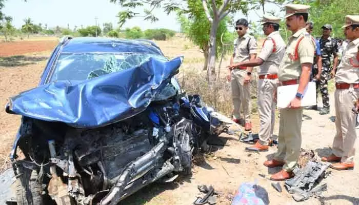 రోడ్డు ప్రమాదంలో ముగ్గురు మృతి, ఇద్దరికి తీవ్ర గాయాలు రోడ్డు ప్రమాదంలో ముగ్గురు మృతి, ఇద్దరికి తీవ్ర గాయాలు