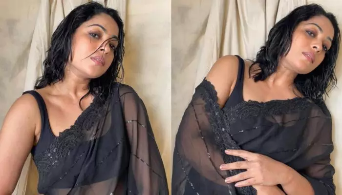 పలుచటి బ్లాక్ శారీలో కొంటె చూపులతో కవ్విస్తున్న అంజలి రావు పలుచటి బ్లాక్ శారీలో కొంటె చూపులతో కవ్విస్తున్న అంజలి రావు