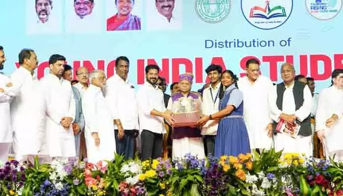 యంగ్ ఇండియా ఎడ్యుకేషన్ కిట్లలో ఇచ్చిన వస్తువులివే.. యంగ్ ఇండియా ఎడ్యుకేషన్ కిట్లలో ఇచ్చిన వస్తువులివే..