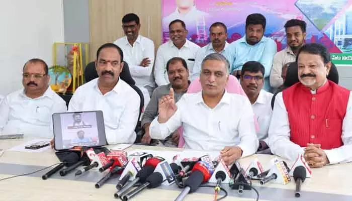 రాహుల్ గాంధీ పుట్టినరోజే రైతు డిక్లరేషన్ను బొంద పెట్టిన రేవంత్ రెడ్డి : హరీష్ రావు రాహుల్ గాంధీ పుట్టినరోజే రైతు డిక్లరేషన్ను బొంద పెట్టిన రేవంత్ రెడ్డి : హరీష్ రావు