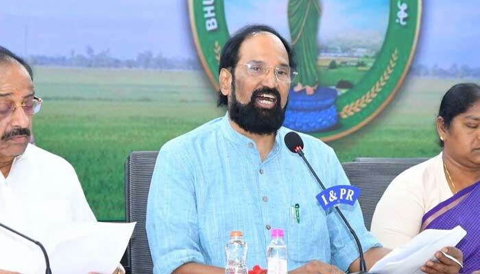 హరీష్ రావు మీద కేసీఆర్‌కు నమ్మకం లేదు.. అందుకే తొలగించారు: మంత్రి ఉత్తమ్